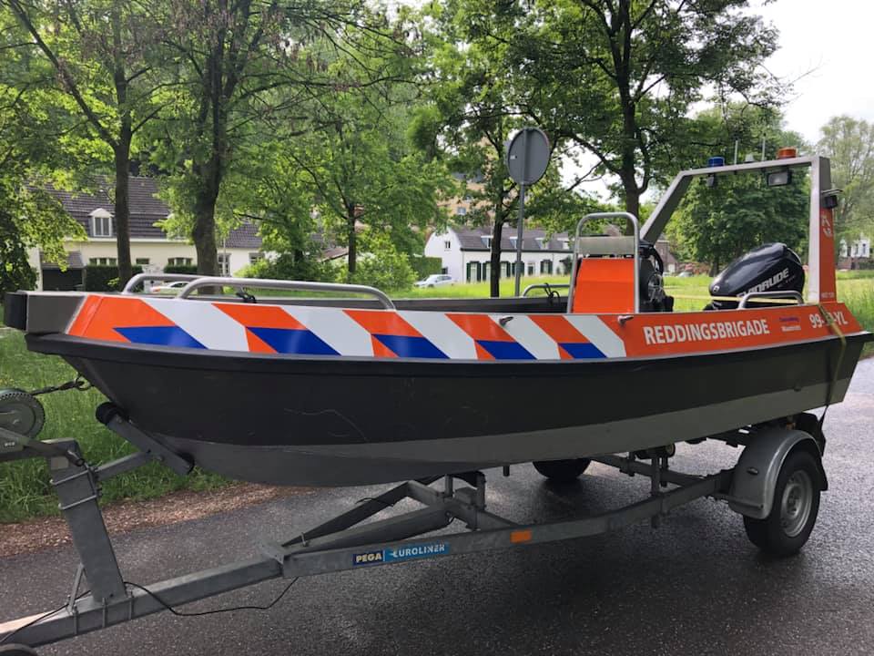 Foto van de 36-8779 op trailer op de hoge kanaaldijk.