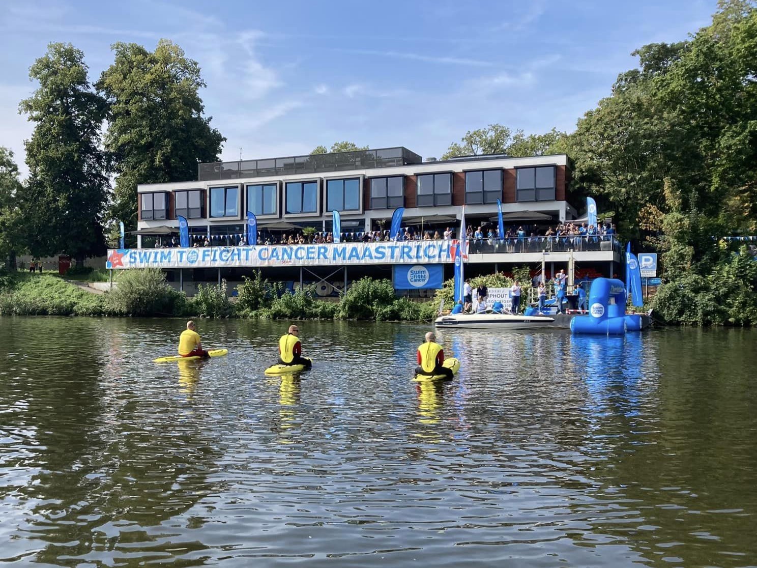 Foto van de Rescueboards in het water tijdens Swim to Fight Cancer.
